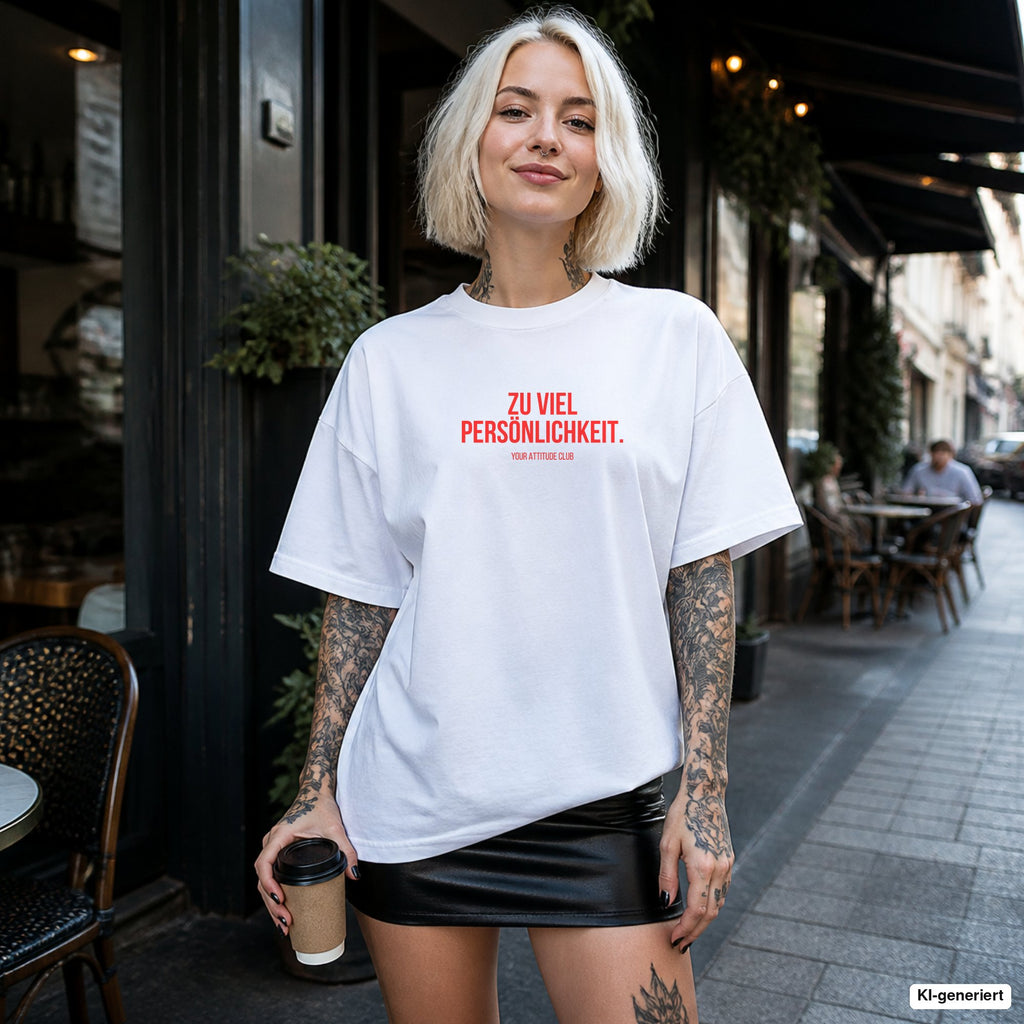 ZU VIEL PERSÖNLICHKEIT. – weißes Oversize T-Shirt mit rotem Frontprint, Damen im Straßencafé
