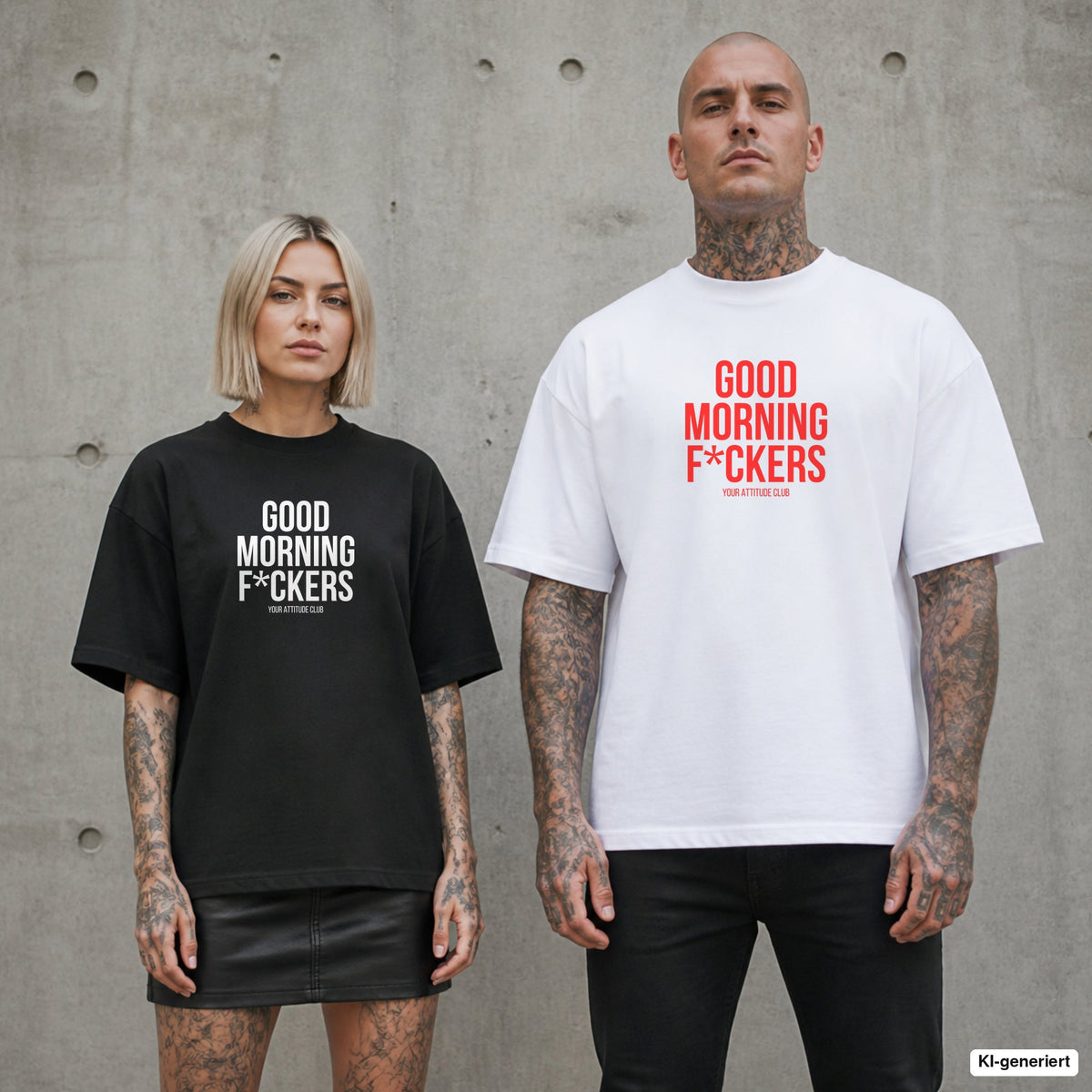 GOOD MORNING F*CKERS – Oversize Shirt mit Spruch auf der Brust, Paar in Schwarz und Weiß vor Betonwand