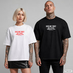 KISS ME FIRST WE’LL FIGURE THINGS OUT LATER – Oversize T-Shirt mit Frontprint, Frau in Weiß mit rotem und Mann in Schwarz mit weißem Aufdruck