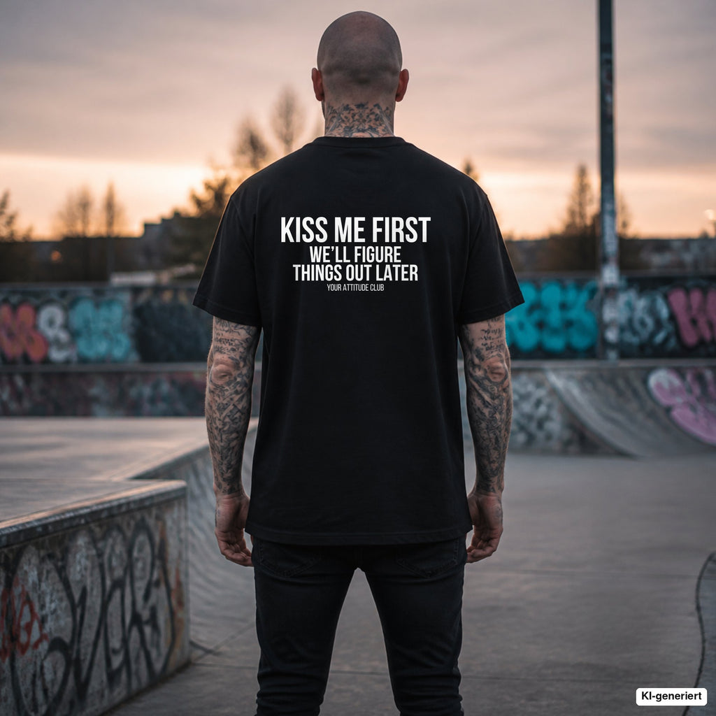 KISS ME FIRST WE’LL FIGURE THINGS OUT LATER – schwarzes Oversize T-Shirt mit weißem Backprint, Herren im Skatepark