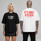 IT’S SMUT O’CLOCK – Oversize T-Shirt mit Frontprint (Frau, Schwarz) und Backprint (Mann, Weiß)