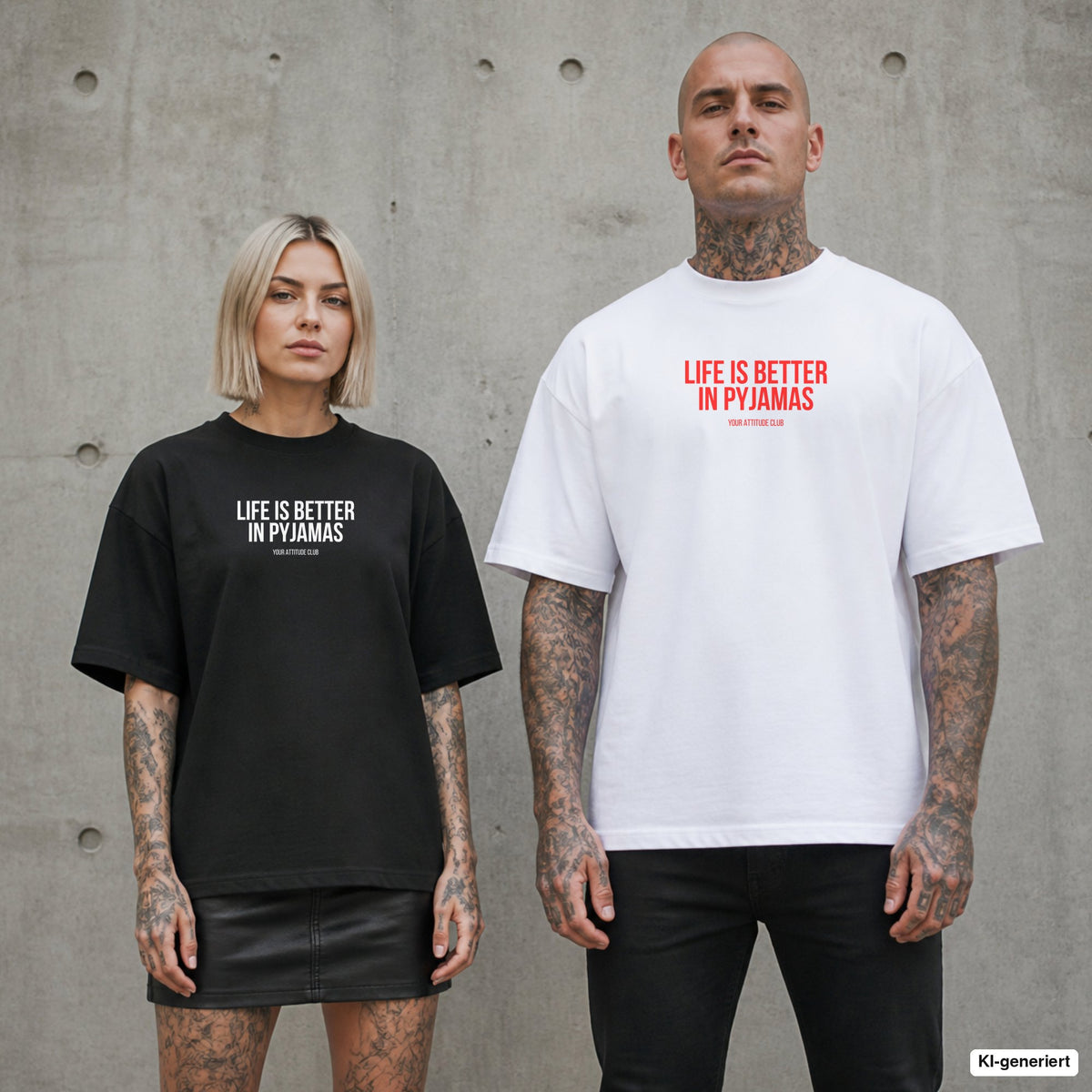 LIFE IS BETTER IN PYJAMAS – Oversize Shirt mit Spruch auf der Brust, Paar in Schwarz und Weiß vor Betonwand