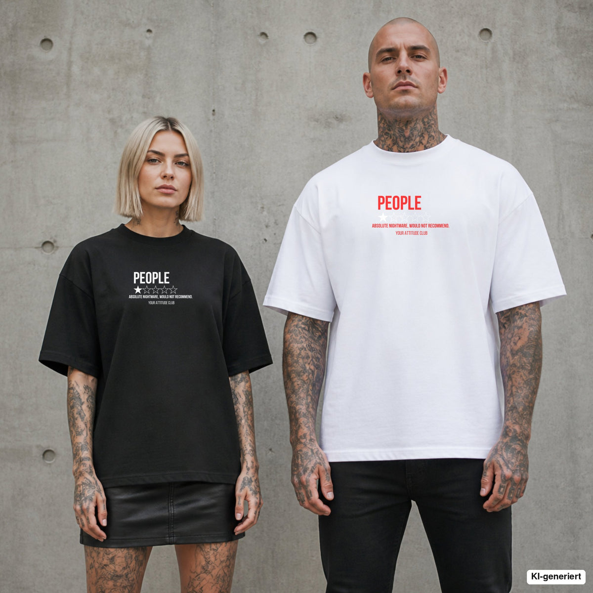 PEOPLE. ABSOLUTE NIGHTMARE, WOULD NOT RECOMMEND. – Oversize Shirt mit Spruch auf der Brust, Paar in Schwarz und Weiß vor Betonwand