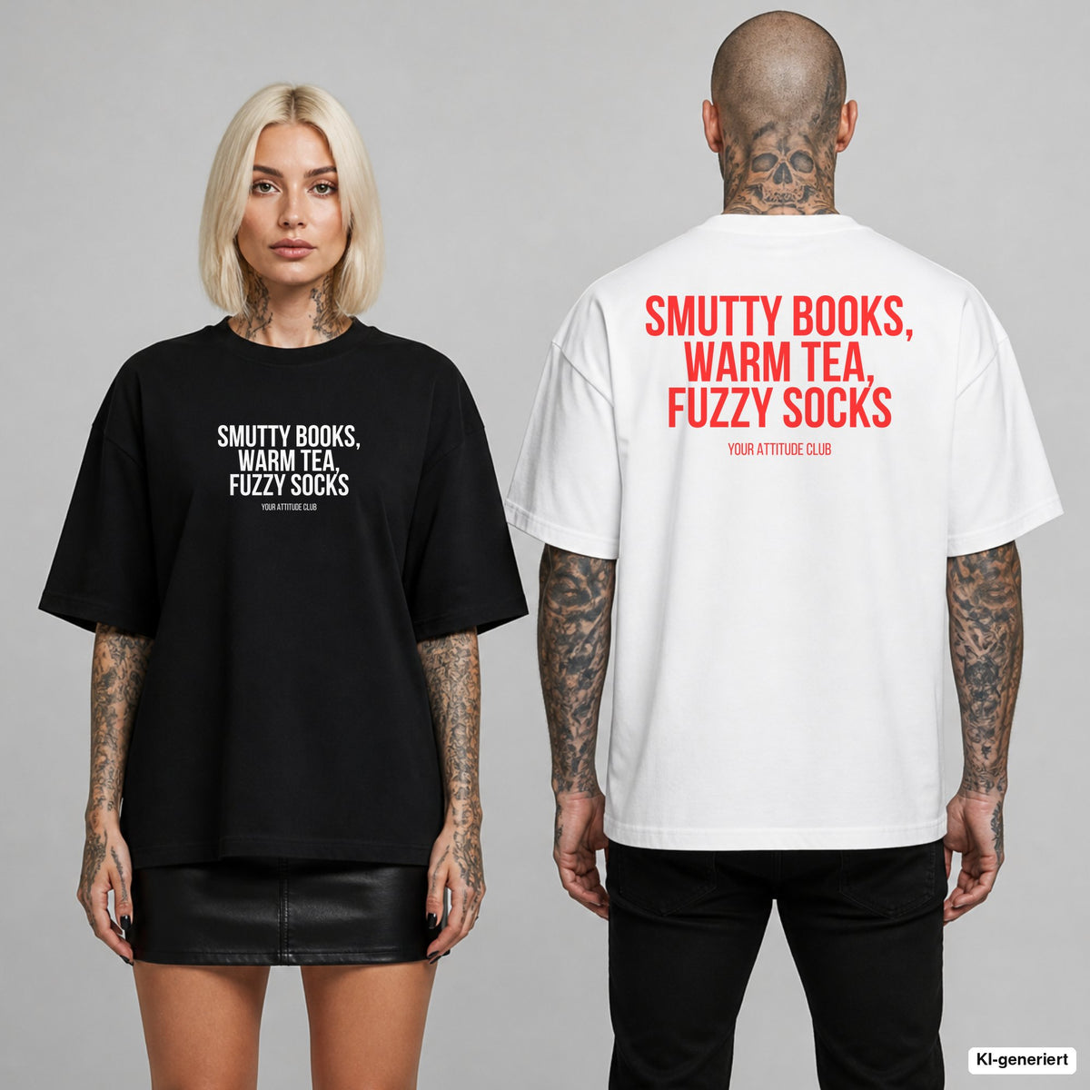 SMUTTY BOOKS, WARM TEA, FUZZY SOCKS – Oversize T-Shirt mit Frontprint (Frau, Schwarz) und Backprint (Mann, Weiß)