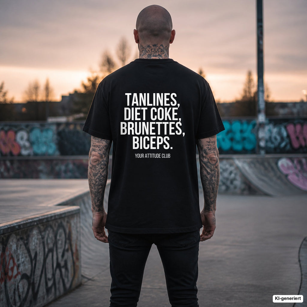 TANLINES, DIET COKE, BRUNETTES, BICEPS. – schwarzes Oversize T-Shirt mit weißem Backprint, Herren im Skatepark