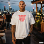 THE ONLY THING SCARIER THAN HALLOWEEN IS MY CHOICE IN MEN. – weißes Oversize T-Shirt mit rotem Frontprint, Herren auf der Rooftop-Bar