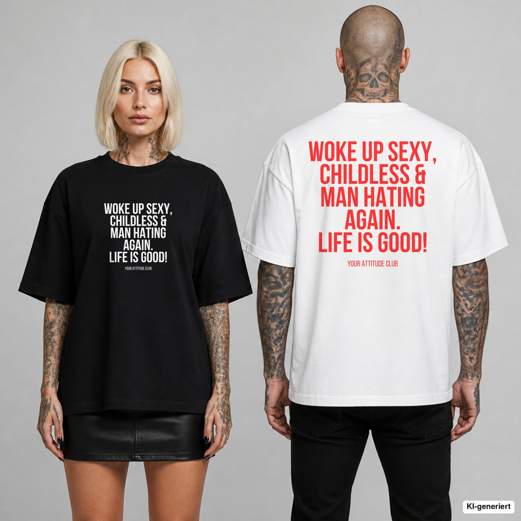 WOKE UP SEXY, CHILDLESS & MAN HATING AGAIN. LIFE IS GOOD! – Oversize T-Shirt mit Frontprint (Frau, Schwarz) und Backprint (Mann, Weiß)