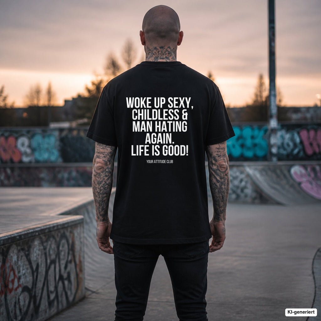 WOKE UP SEXY, CHILDLESS & MAN HATING AGAIN. LIFE IS GOOD! – schwarzes Oversize T-Shirt mit weißem Backprint, Herren im Skatepark