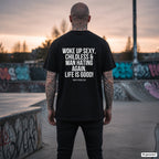 WOKE UP SEXY, CHILDLESS & MAN HATING AGAIN. LIFE IS GOOD! – schwarzes Oversize T-Shirt mit weißem Backprint, Herren im Skatepark