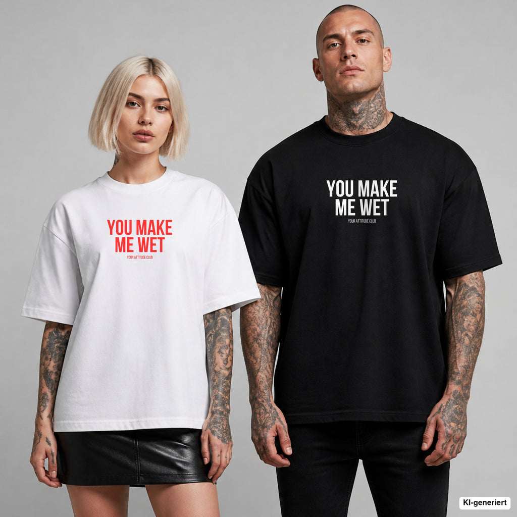 YOU MAKE ME WET – Oversize T-Shirt mit Frontprint, Frau in Weiß mit rotem und Mann in Schwarz mit weißem Aufdruck