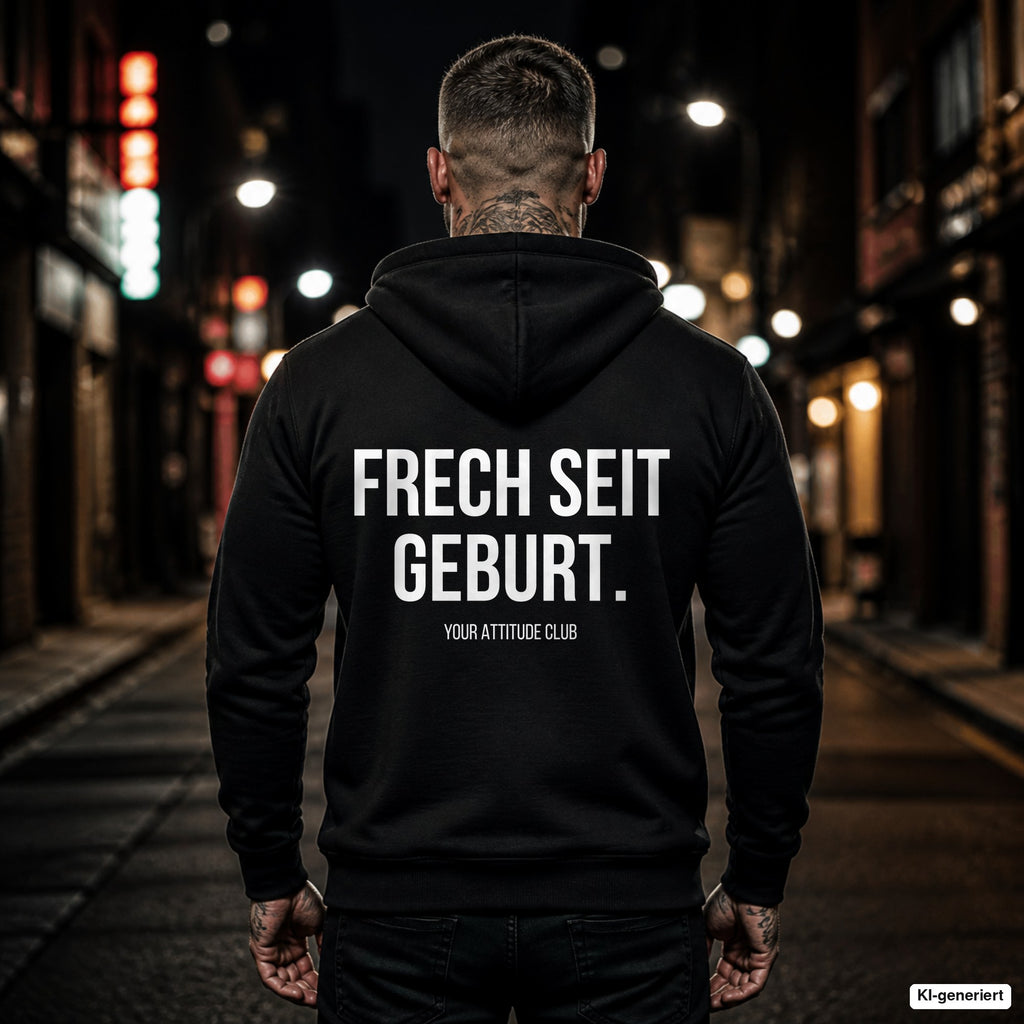 FRECH SEIT GEBURT. – schwarzer Hoodie mit weißem Backprint, Herren in der Stadt bei Nacht