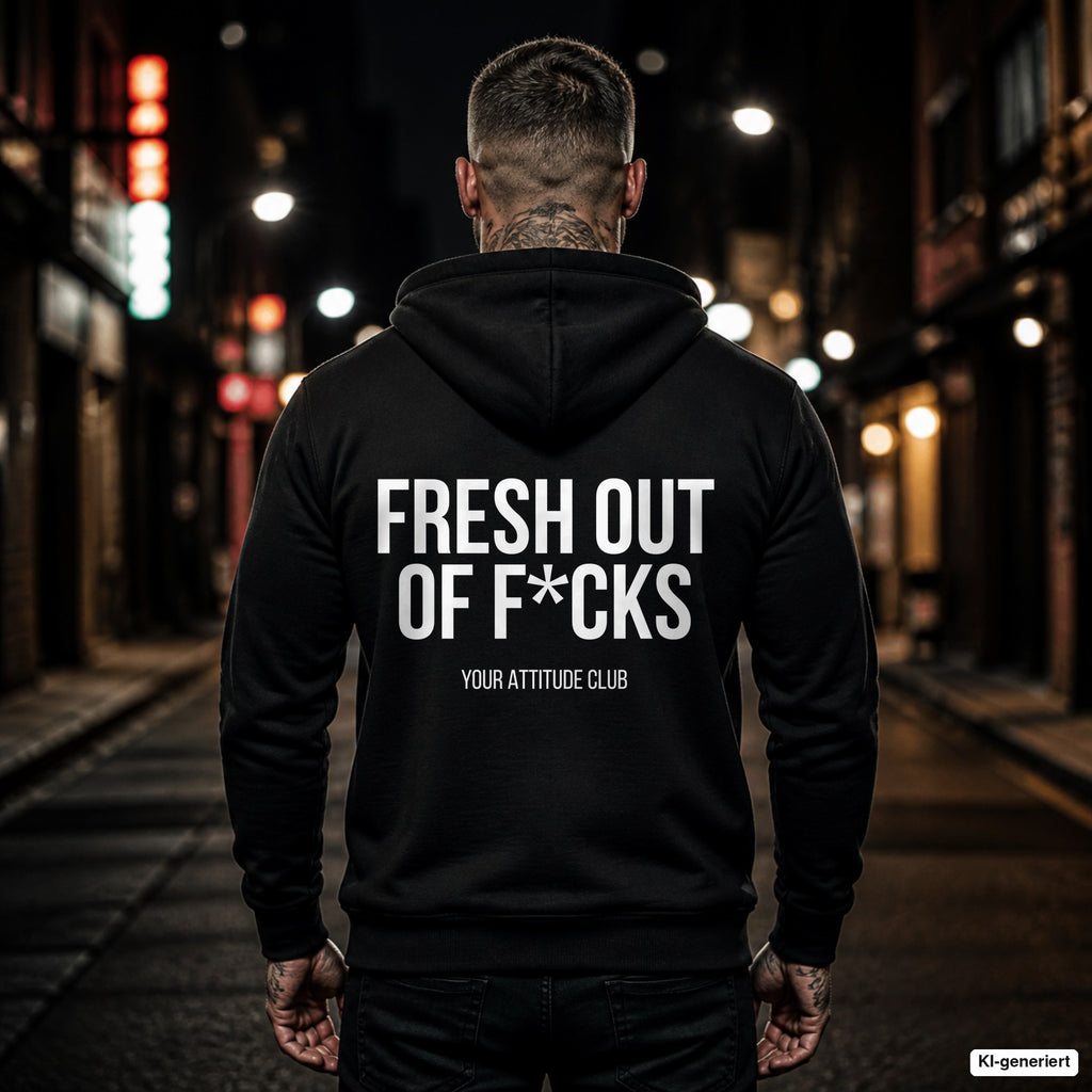 Fresh out of fucks – schwarzer Hoodie mit weißem Backprint, Herren in der Stadt bei Nacht