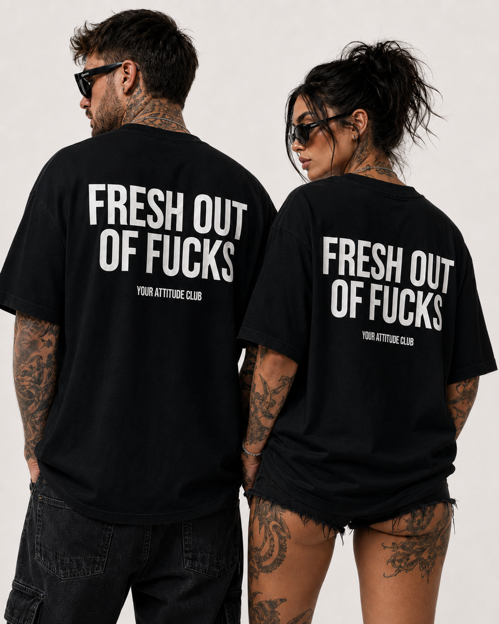 FRESH OUT OF FUCKS – schwarzes Unisex Oversize Shirt mit weißem Backprint, freches Statement T-Shirt, schwarzer Humor, Streetwear Geschenk