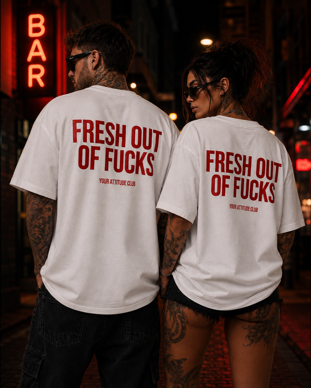 FRESH OUT OF FUCKS – schwarzes Unisex Oversize Shirt mit weißem Backprint, freches Statement T-Shirt, schwarzer Humor, Streetwear Geschenk