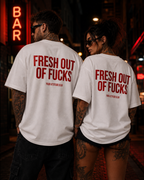 FRESH OUT OF FUCKS – schwarzes Unisex Oversize Shirt mit weißem Backprint, freches Statement T-Shirt, schwarzer Humor, Streetwear Geschenk