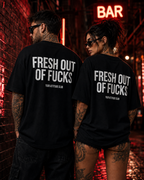 FRESH OUT OF FUCKS – weißes Unisex Oversize Shirt mit rotem Backprint, freches Statement T-Shirt, schwarzer Humor, Streetwear Geschenk