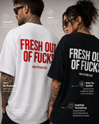 FRESH OUT OF FUCKS – schwarzes Unisex Oversize Shirt mit weißem Backprint, freches Statement T-Shirt, schwarzer Humor, Streetwear Geschenk