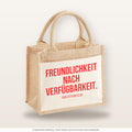 Freundlichkeit nach Verfügbarkeit. – Jutetasche mit Spruch, kleine Jutetasche 26 × 22 cm