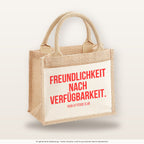 Freundlichkeit nach Verfügbarkeit. – Jutetasche mit Spruch, kleine Jutetasche 26 × 22 cm