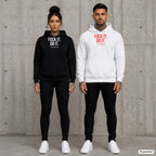 Fuck it. do it – Hoodie mit Frontprint, Frau in Schwarz und Mann in Weiß vor Betonwand