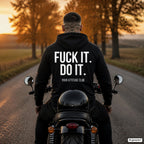 Fuck it. do it – schwarzer Hoodie mit weißem Backprint, Herren auf dem Motorrad
