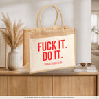 Fuck it. Do it. – Jutetasche mit Spruch, auf dem Sideboard im Flur