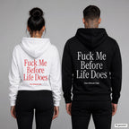 Fuck Me Before Life Does – Hoodie mit Backprint, Frau in Weiß mit rotem und Mann in Schwarz mit weißem Aufdruck