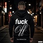 Fuck Off – schwarzer Hoodie mit weißem Backprint, Herren in der Stadt bei Nacht