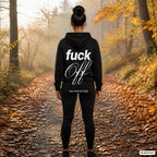 Fuck Off – schwarzer Hoodie mit weißem Backprint, Damen beim Joggen im Herbst