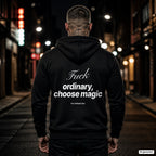 Fuck Ordinary, Choose Magic – schwarzer Hoodie mit weißem Backprint, Herren in der Stadt bei Nacht