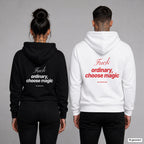 Fuck Ordinary, Choose Magic – Hoodie mit Backprint, Frau in Schwarz und Mann in Weiß