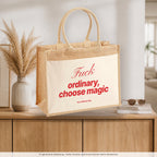 Fuck Ordinary, Choose Magic – Jutetasche mit Spruch, auf dem Sideboard im Flur