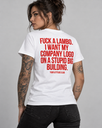 FUCK A LAMBO. I WANT MY COMPANY LOGO ON A STUPID BIG BUILDING. – Unisex Statement T-Shirt Weiß mit rotem Backprint | Business Humor Shirt
