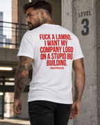 FUCK A LAMBO. I WANT MY COMPANY LOGO ON A STUPID BIG BUILDING. – Unisex Statement T-Shirt Weiß mit rotem Backprint | Business Humor Shirt