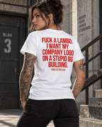 FUCK A LAMBO. I WANT MY COMPANY LOGO ON A STUPID BIG BUILDING. – Unisex Statement T-Shirt Weiß mit rotem Backprint | Business Humor Shirt