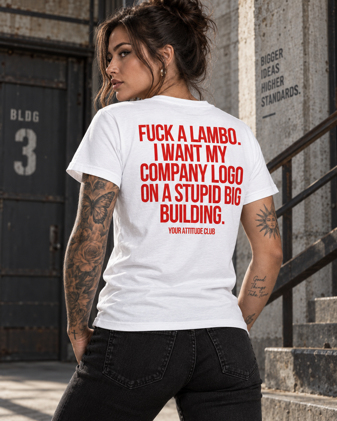 FUCK A LAMBO. I WANT MY COMPANY LOGO ON A STUPID BIG BUILDING. – Unisex Statement T-Shirt Weiß mit rotem Backprint | Business Humor Shirt