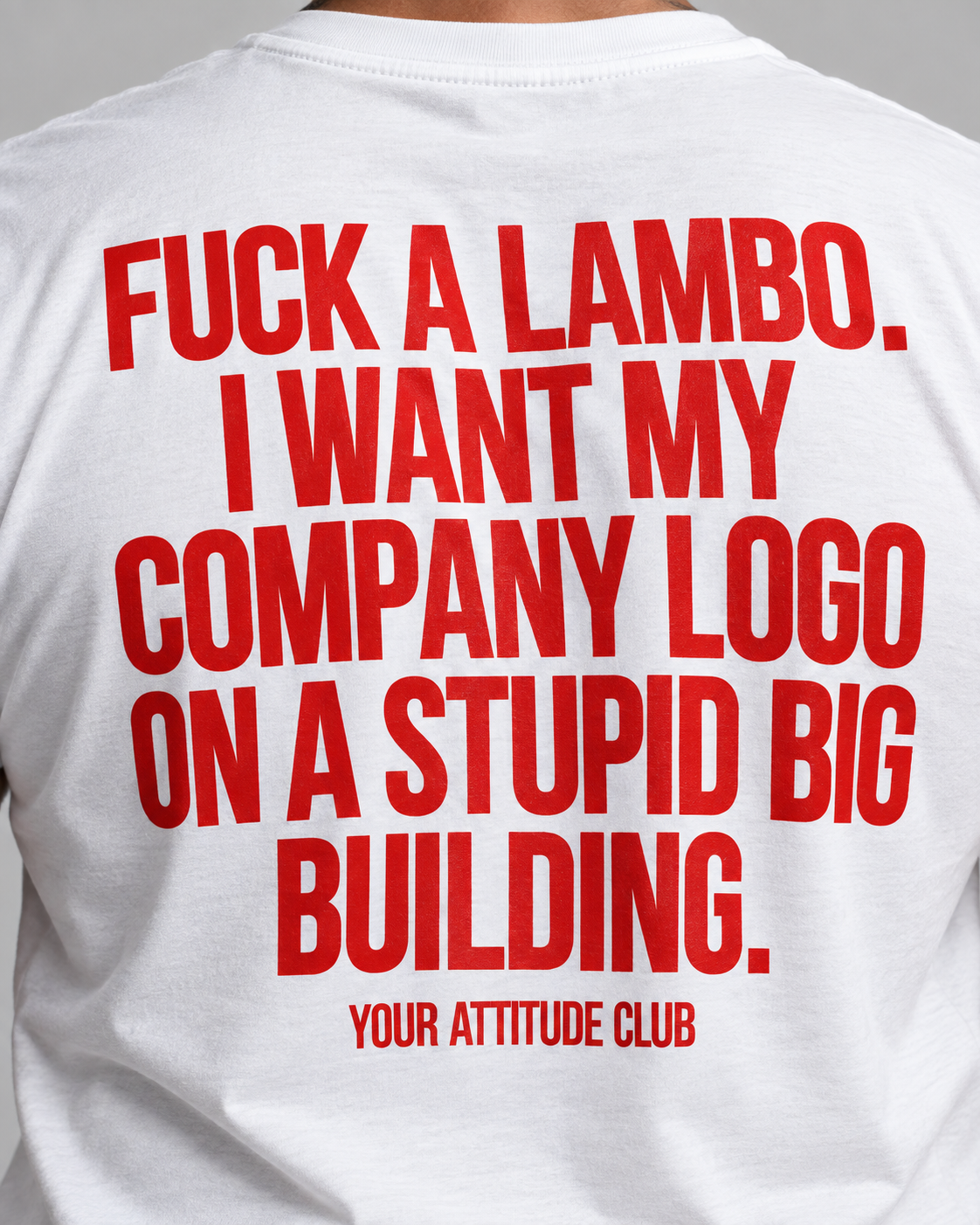 FUCK A LAMBO. I WANT MY COMPANY LOGO ON A STUPID BIG BUILDING. – Unisex Statement T-Shirt Weiß mit rotem Backprint | Business Humor Shirt