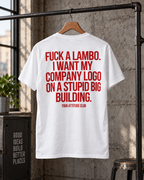 FUCK A LAMBO. I WANT MY COMPANY LOGO ON A STUPID BIG BUILDING. – Unisex Statement T-Shirt Weiß mit rotem Backprint | Business Humor Shirt