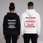 Geschenke am 24. kaufen ist keine Panik. Das ist Strategie – Hoodie mit Backprint, Frau in Schwarz und Mann in Weiß