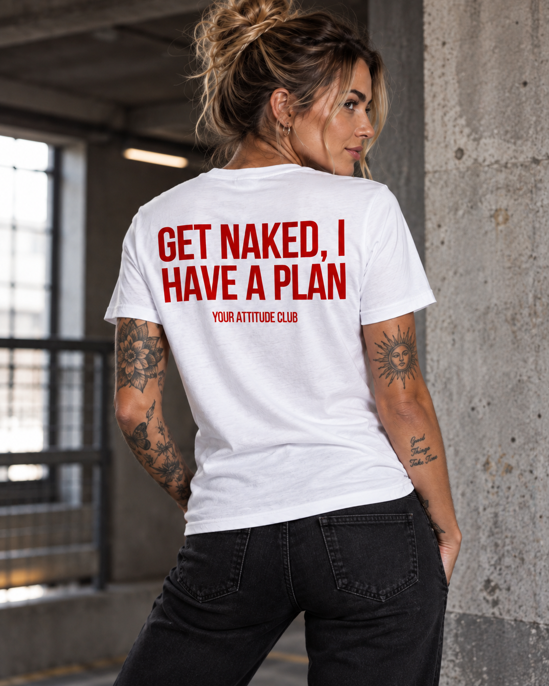 GET NAKED, I HAVE A PLAN – Unisex Statement T-Shirt Weiß mit rotem Backprint | freches doppeldeutiges Sprüche Shirt
