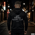 Good Morning Fuckers Club – schwarzer Hoodie mit weißem Backprint, Herren in der Stadt bei Nacht