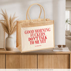 Good Morning Fuckers Don't Talk To Me Yet – Jutetasche mit Spruch, auf dem Sideboard im Flur