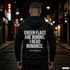 Green flags are boring. I read romance. – schwarzer Hoodie mit weißem Backprint, Herren in der Stadt bei Nacht