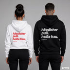 Hässlicher Pulli. Heiße Frau – Hoodie mit Backprint, Frau in Weiß mit rotem und Mann in Schwarz mit weißem Aufdruck