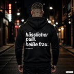 Hässlicher Pulli. Heiße Frau – schwarzer Hoodie mit weißem Backprint, Herren in der Stadt bei Nacht