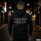 Happy Wife Happy Life – schwarzer Hoodie mit weißem Backprint, Herren in der Stadt bei Nacht