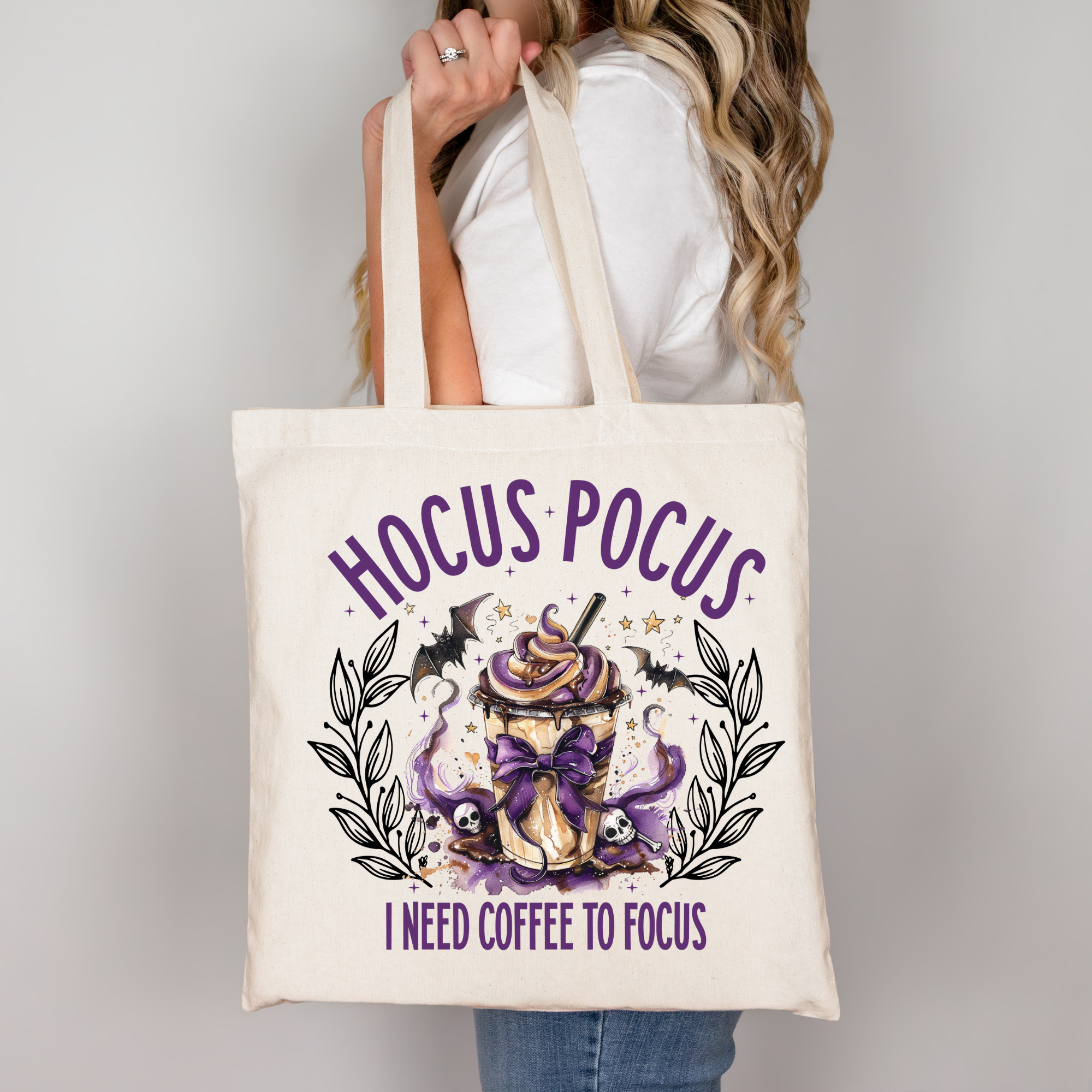 Hocus Pocus I Need Coffee to Focus Tasche beige – Halloween Beutel Baumwolle, Witchy Coffee Lover Geschenk, Aufbügler Motiv A4 A3 für Shirt, Kissen, DTG Druck