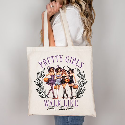 Halloween Stofftasche Pretty Girls Walk Like – Beiger Baumwollbeutel mit Hexen Motiv, DTG Druck, A4 A3 Aufbügler für Shirt, Hoodie, Kissen, Hexen Spruch Beutel