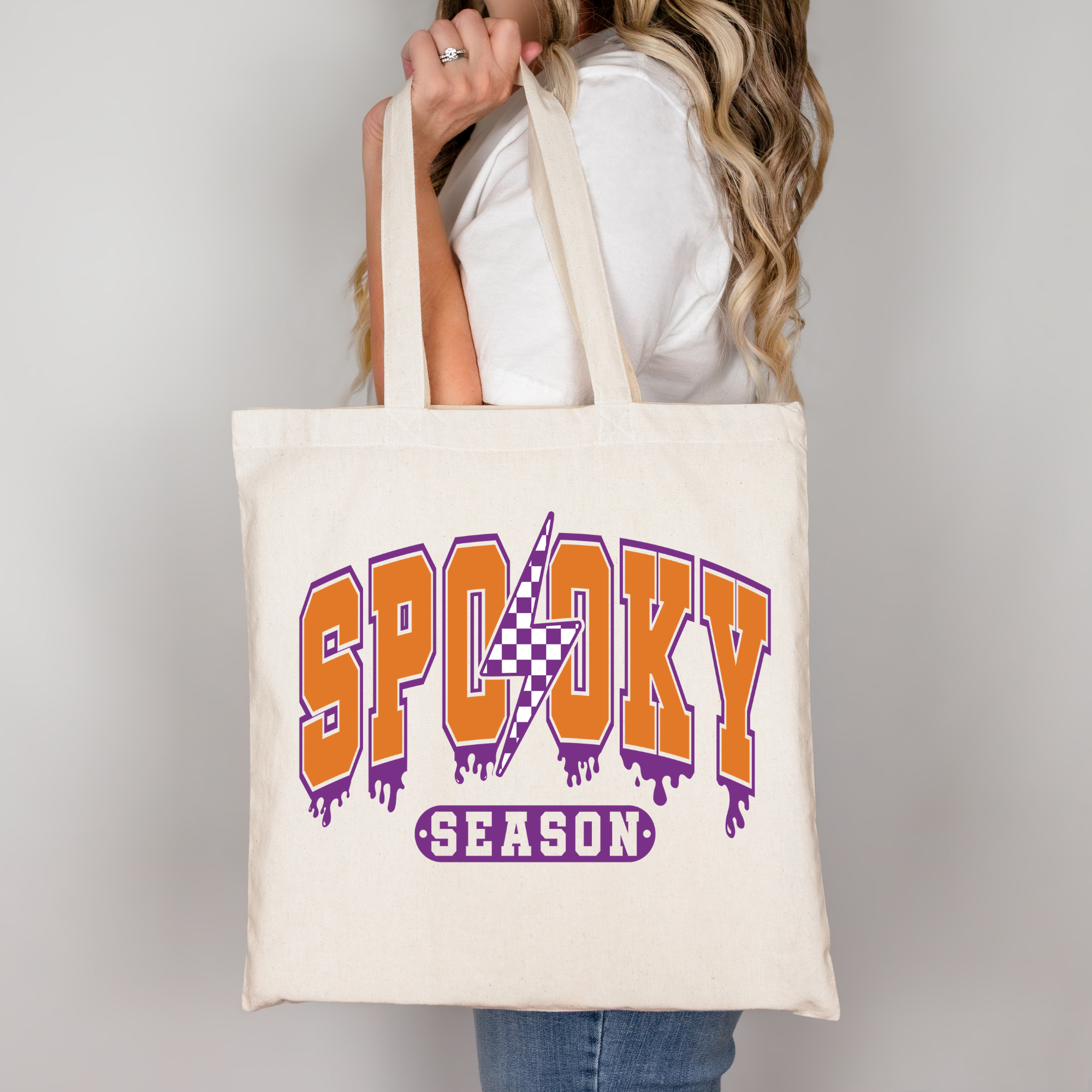 Spooky Season Stofftasche Schwarz – Halloween Baumwolltasche mit Blitz & Retro Schrift – DTG Druck oder A4/A3 Bügelbild – Shirt Kissen Jacke individuell gestalten
