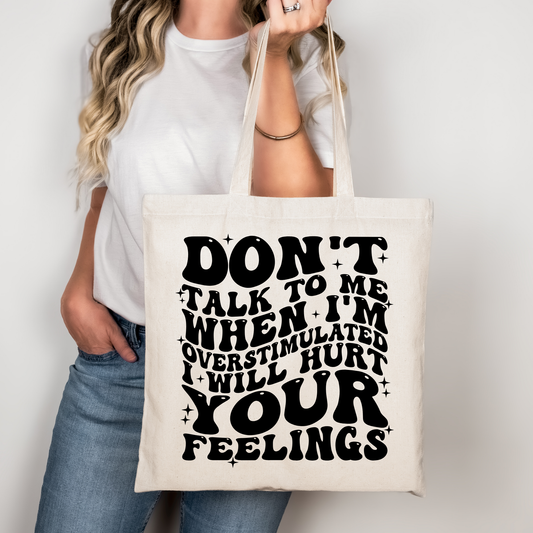 Don’t Talk to Me When I’m Overstimulated Tote Bag | Lustige Baumwolltasche mit Spruch Rosa Beige | DTG Druck Statement Stoffbeutel | Bügelbild Upcycling Geschenkidee